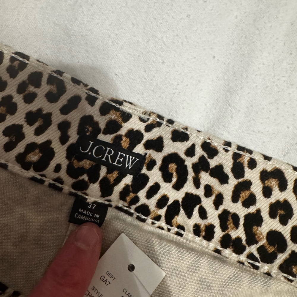 High-rise kickout jean with sailor pockets in leopard print - Picture 6 of 7